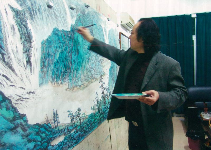 2007年张省教授深夜还在创作山水画作品