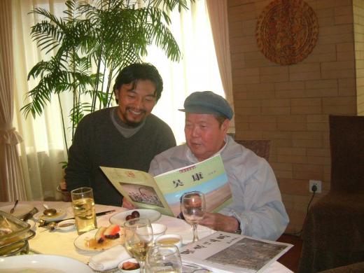 著名画家刘文西老师观看《吴康作品集》并亲切交谈