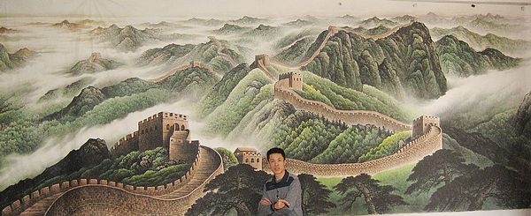 周国耀先生在巨幅作品前留影