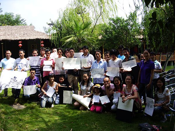 雅园书画院培训总部师生在市郊醉仙谷写生，还组织了大合唱、游戏、对歌、坐谈会等丰富的活动。