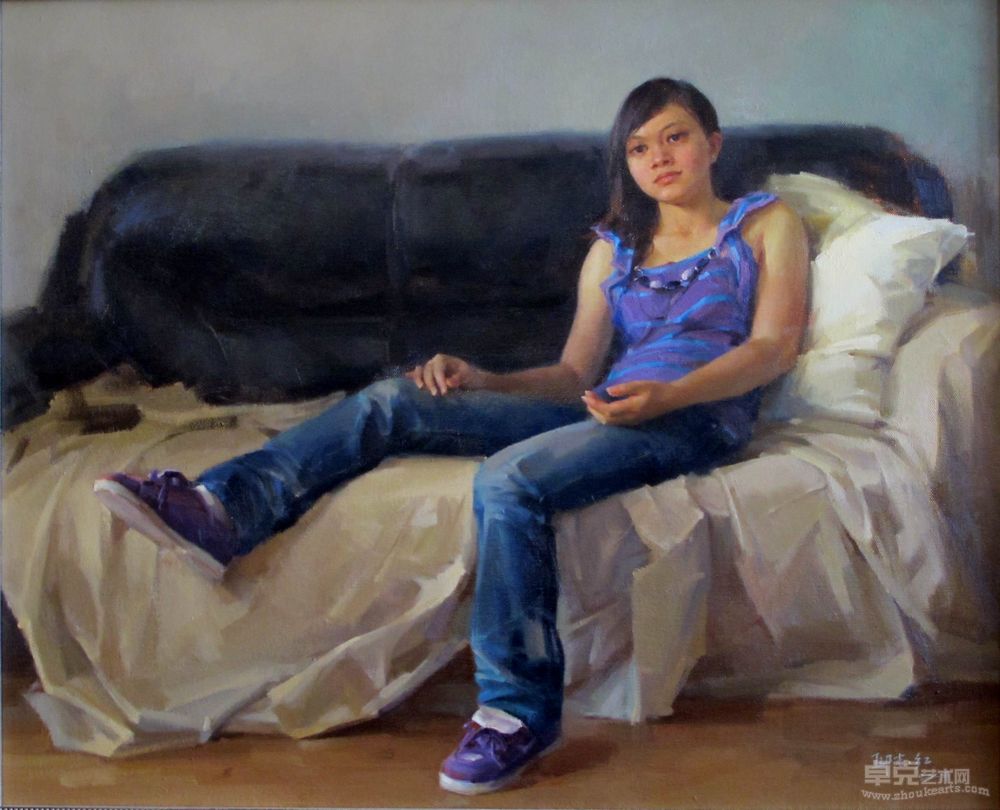 沙发上的少女