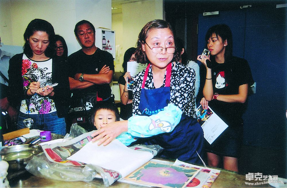 2005年在香港举办“安徽香港版画交流展”时，班苓现场介绍水印版画的印制技法