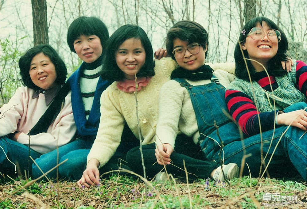 八六年在中央美院进修时，与同学们在郊外留影