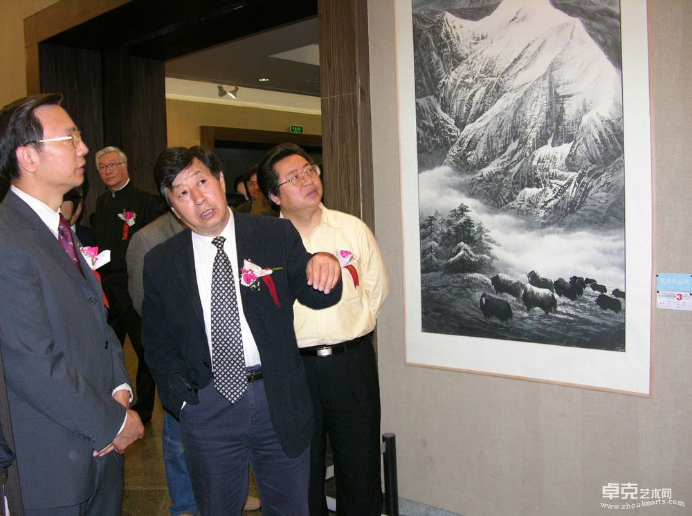 中国美协主席刘大为在展厅观看李兵作品时对....