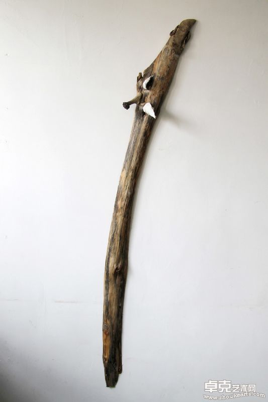 《长颈鹿》  190×28×12cm 陶瓷、木  2010