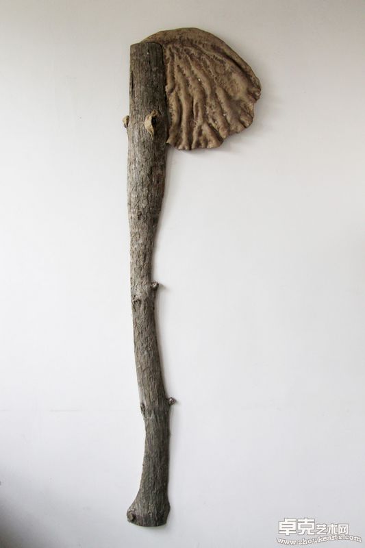 《大象》  214×60×14cm  陶瓷、木  2010
