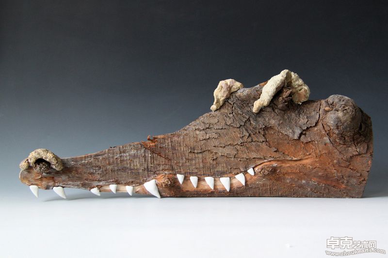 《鳄鱼》 63×9×24cm   陶瓷、木 2010