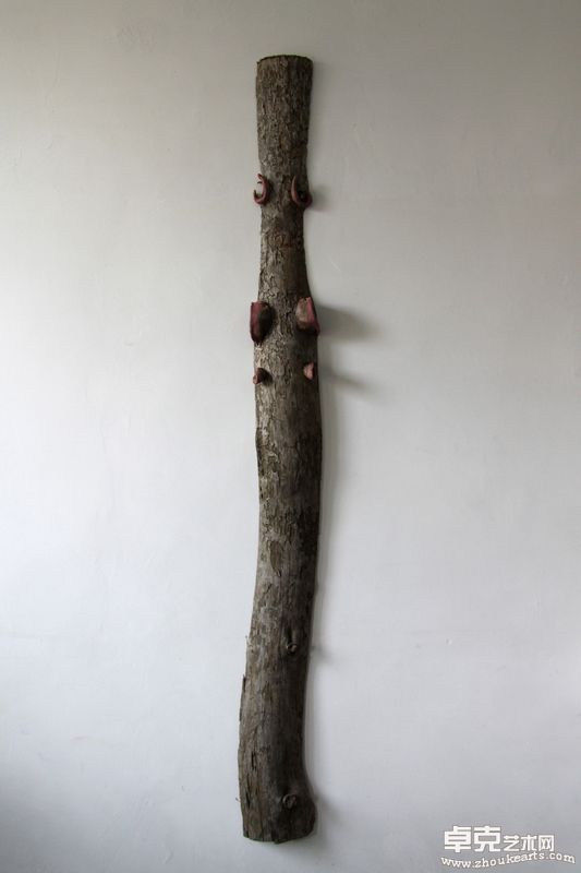 《浮出水面》 209×21×9cm 陶瓷、木 2010