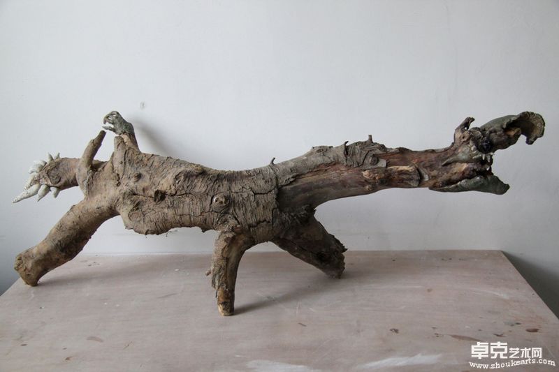 《怪兽》 112×32×37cm   陶瓷、木 2010
