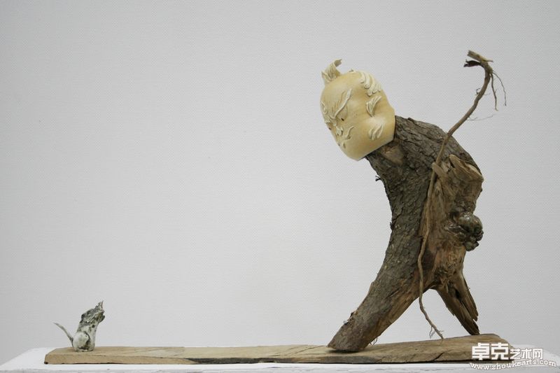 《撼门神》 100×33×65cm  陶瓷、木 2009