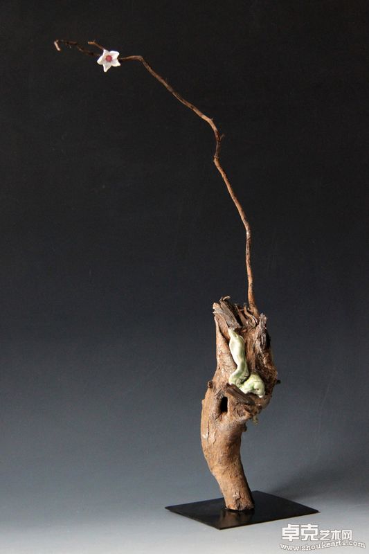 《惊蛰》 20×20×41cm 陶瓷、木 2010