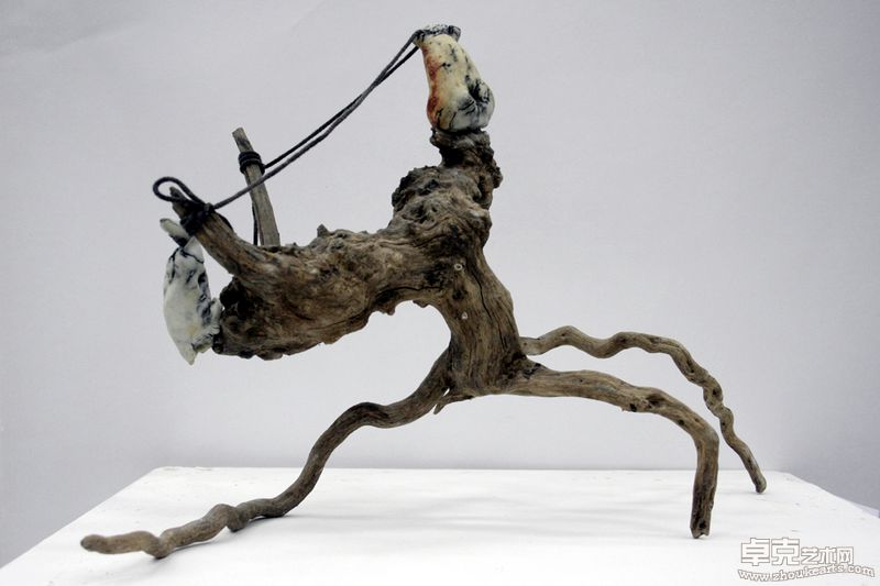 《拦惊马》 43×22×29cm 陶瓷、木 2009