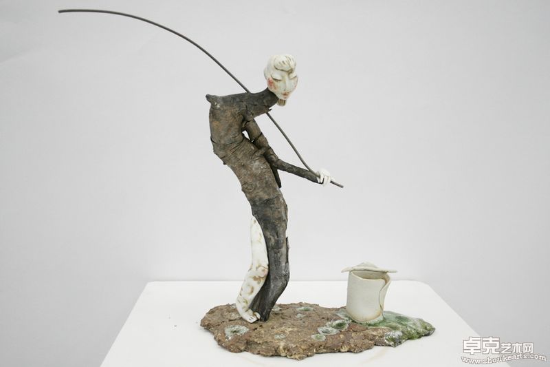 《挑水女》  38×15×30cm  陶瓷、木  2009