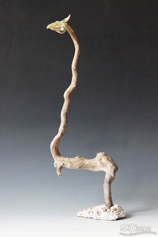 《眺》 23×13×47cm 陶瓷、木 2010