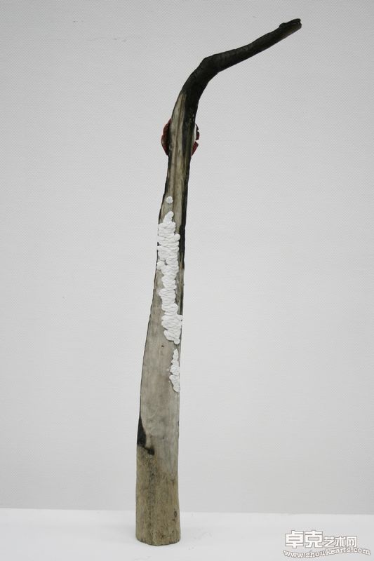 《问天》32×38×105cm   陶瓷、木  2009