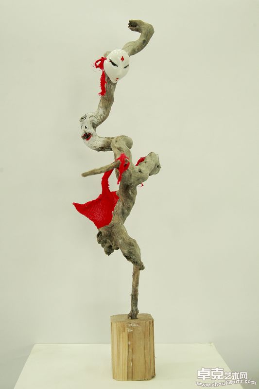《舞》30×14×60cm  陶瓷、木 2009