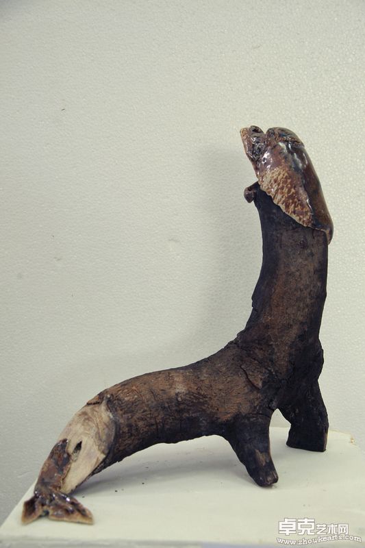 《啸》35×14×34cm   陶瓷、木  2009
