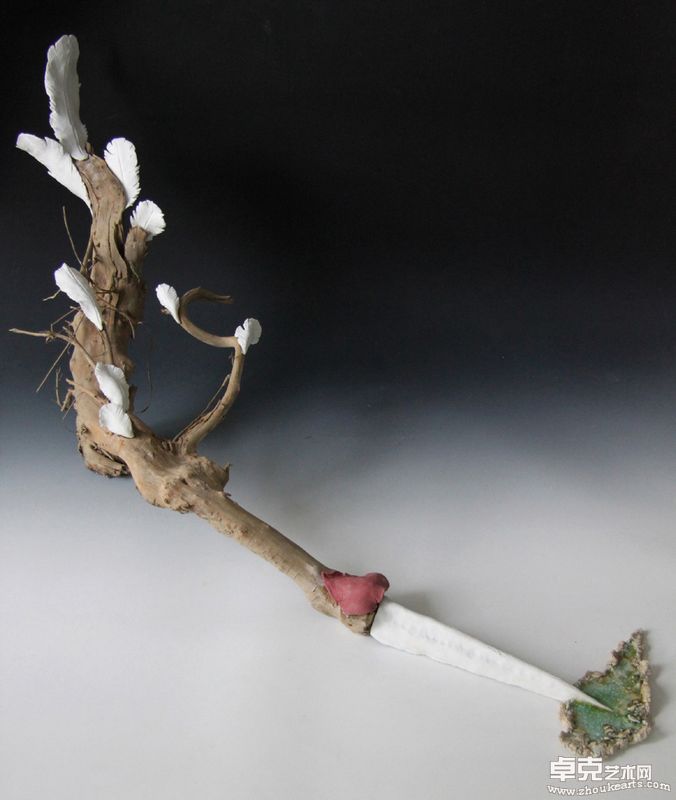 《饮》 103×32×46cm 陶瓷、木 2010