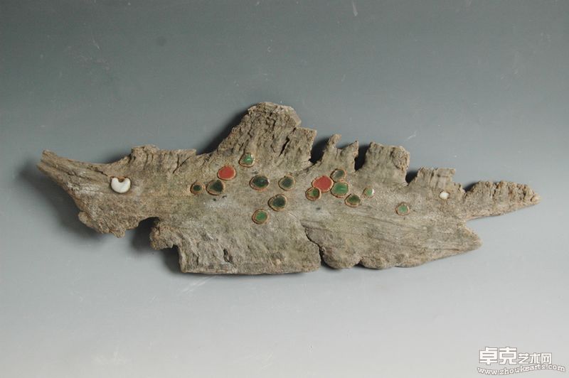 《鱼》 55×20cm   陶瓷、木  2009