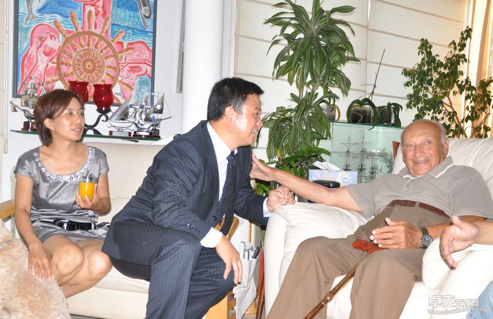 塞浦路斯前总统格拉夫科斯.克莱里季斯接见中国艺术家郑忠
