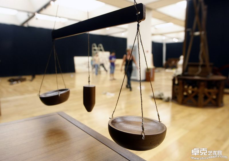 工人正在紧张的布展1