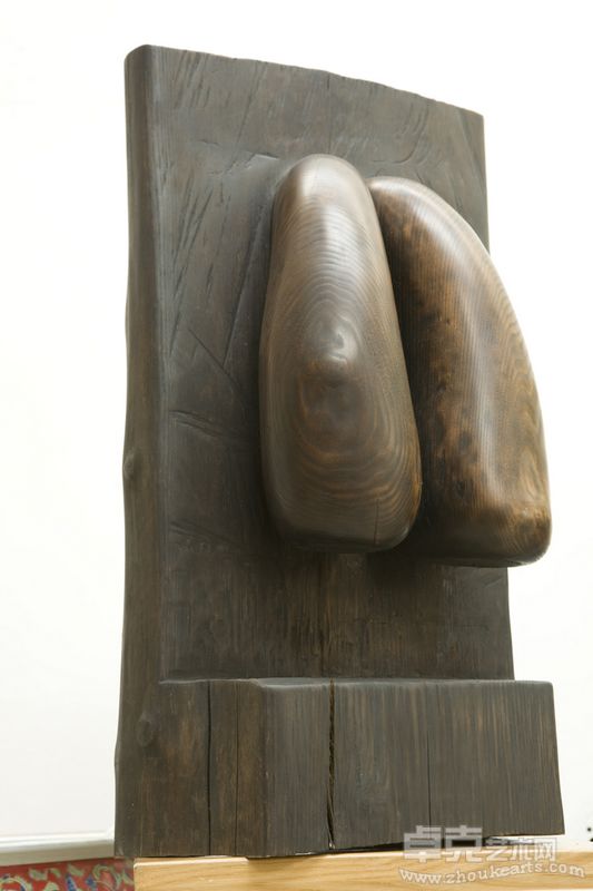 王克平作品，无题， 橡木，65X35X20厘米 90年代   顺义 后沙峪