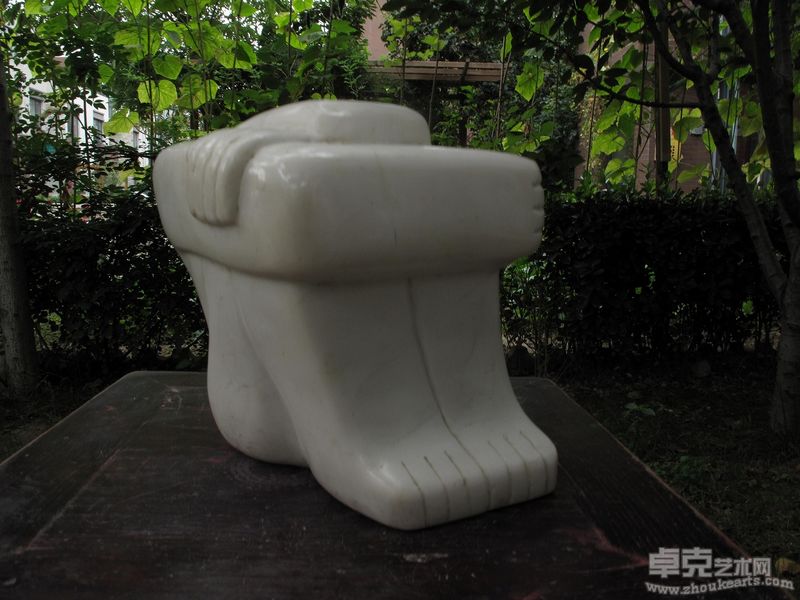 包泡   夜  20×25㎝   汉白玉  1980年参加星星美展