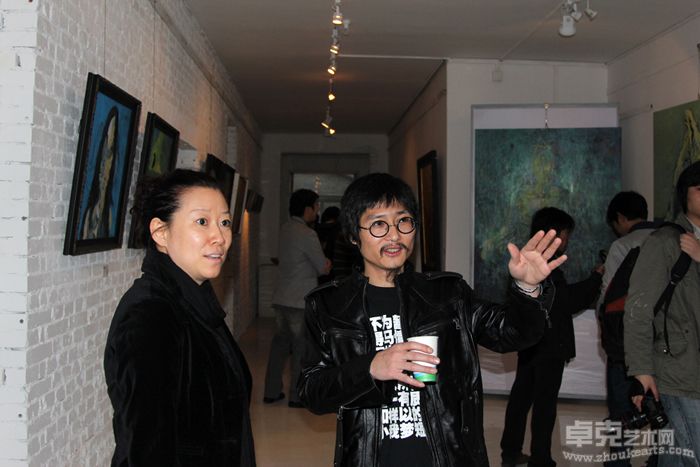 展览现场—艺术家潘聪（右）