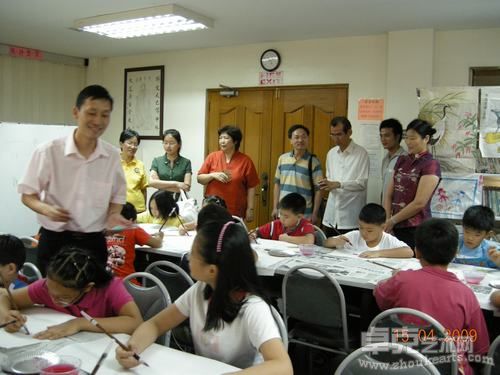 2009年在菲律宾计顺市菲华学校为海外华人子弟教授中华传统文化