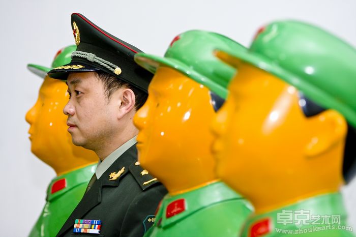 沈敬东《穿绿军装的士兵》