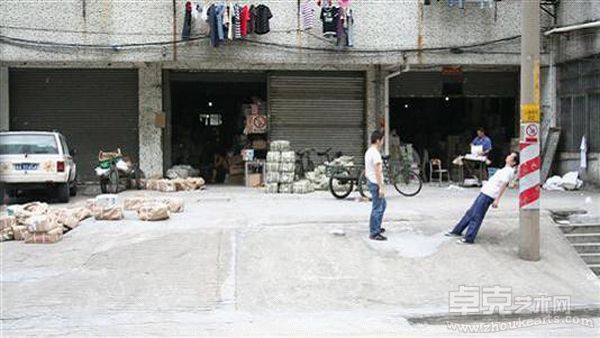 周滔 互助练习  单屏录像  10分54秒  2009年