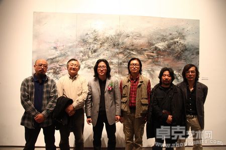 与艺术家们合影