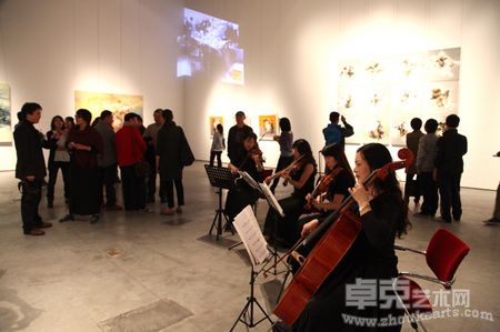 展览现场的弦乐四重奏表演