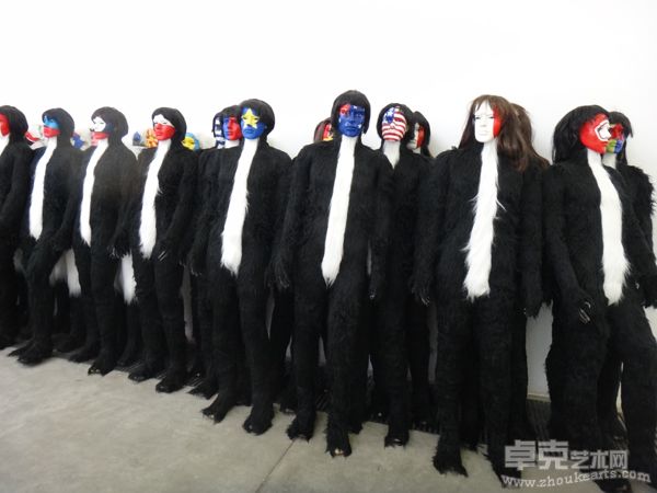 曾仕猷《毛倂人类》 ，2011，人造毛，170cm（高）×50