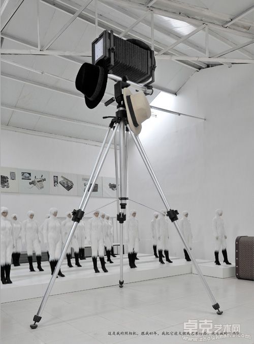 《摄影师自画像》综合材料，500cm（高）2011