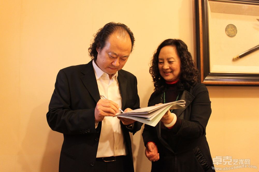2011年11月26日著名表演艺术家张金玲在交流会上请张省教授签名
