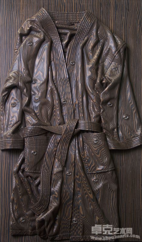 马文甲 失眠者  人造木、玻璃  68×118×10cm  2011
