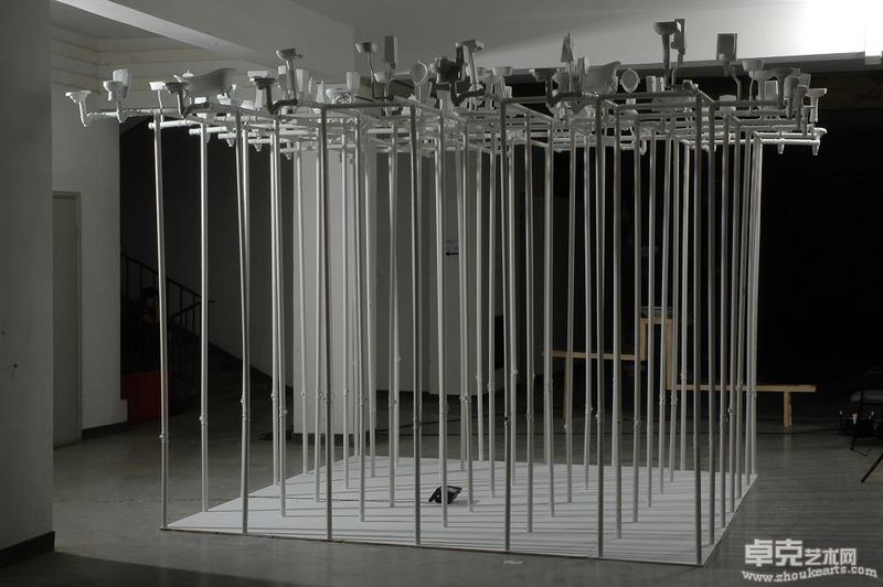 《人迹丛林》李操--玻璃钢,PVC管--400×400×270（cm）--2007.6