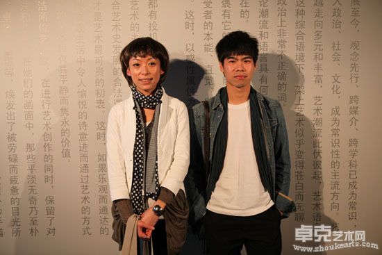 参展艺术家康妮（左）与梁浩（右）