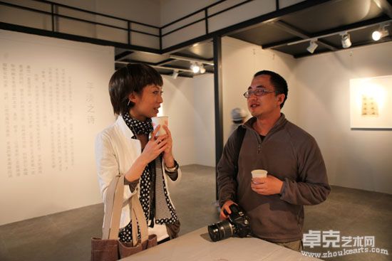 策展人杜锡云（右）与参展艺术家康妮（左）