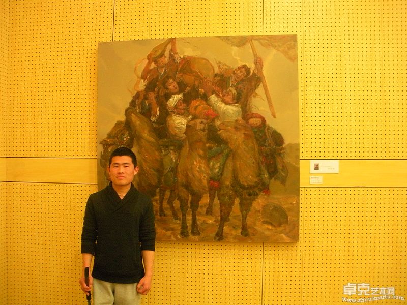 薪火艺术青年 王浩与作品《西风颂》150x150cm合影.