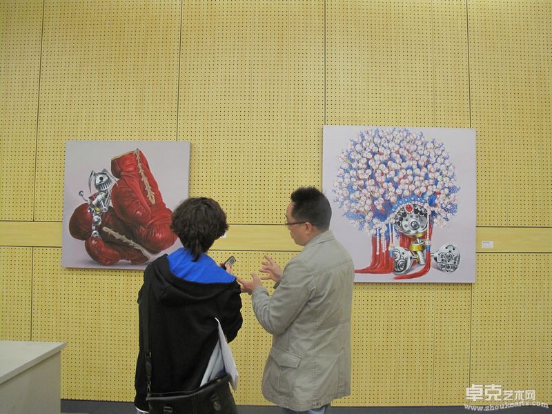 中国美术学院  戴雨享教授为记者讲解刘菲的参展作品
