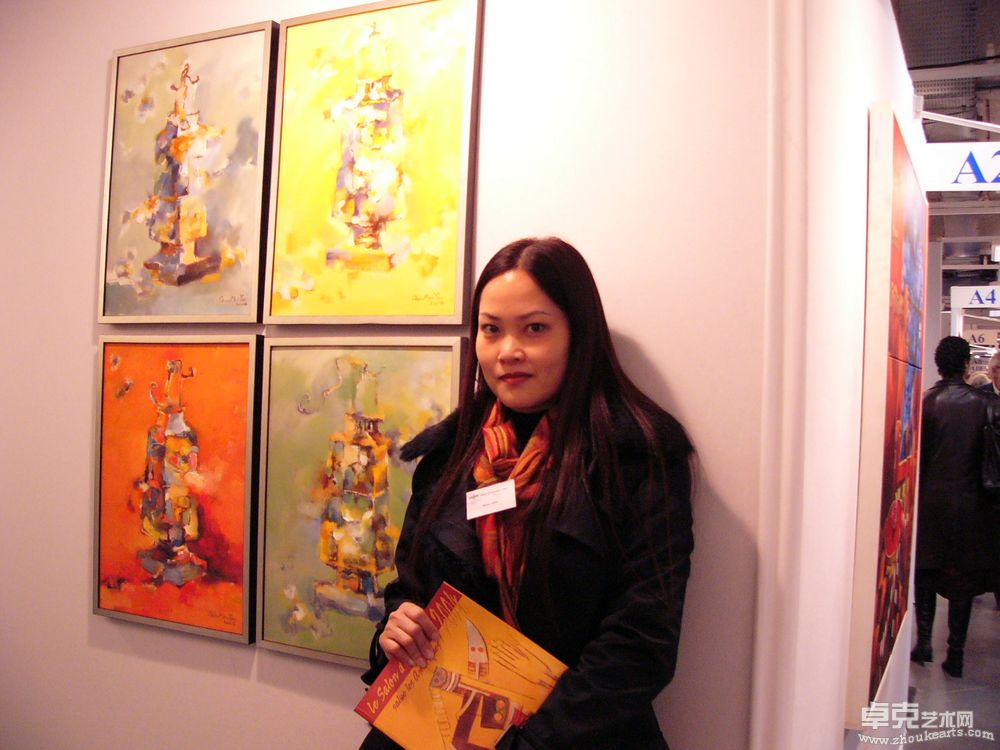 陈美妍在“2004法国秋季沙龙艺术展”自己的作品前留影