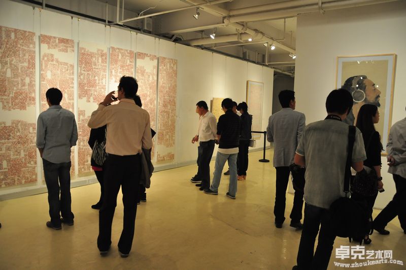 来宾观展