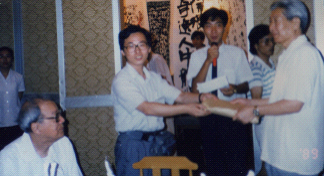 1989年7月在杭与西泠印社、西泠书画院、浙江大学、浙江美院、浙江博物馆、电视台.等，书画篆刻文化界