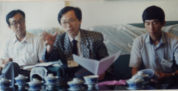 1989年在北京与中国书协刘艺、刘正成、刘恒、王镛、王玉池、徐本一、吴丈蜀..等数十人举行两岸首次的