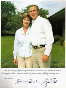 美国总统布西(布什)致赠亲笔夫妇照，祝贺第一届美国艺术奥运展演成功，肯定艺术奥运的理想及发展