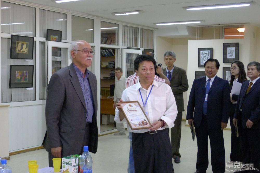 哈萨克斯坦美术家协会给张雷震颁发哈萨克斯坦荣誉艺术家证书