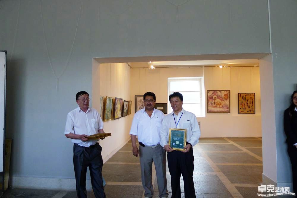 张雷震在哈萨克斯坦荣获优秀美术作品奖