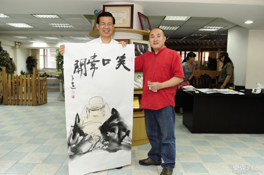 2011年6月27日，刘子建向台湾租车旅游集团赠送作品《笑口常开》